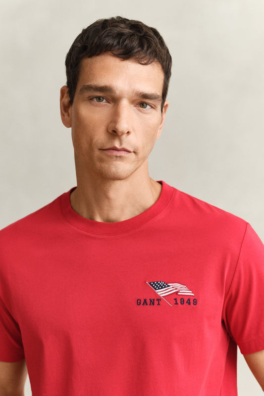 GANT Graphic T-Shirt – Ruby Red – close-up on model