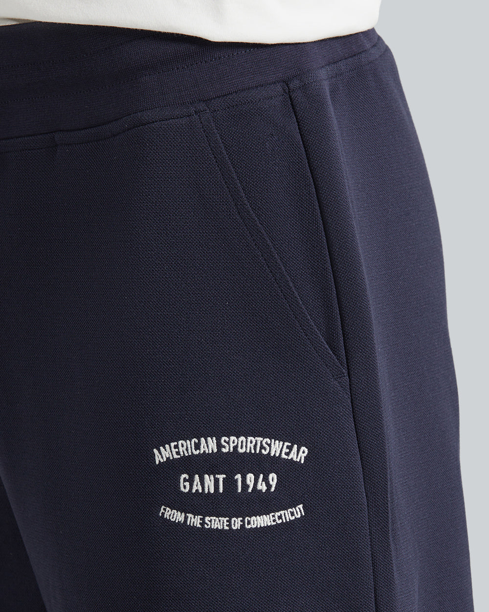 Gant Small Graphic Sweatpants â€“ Regular Fit Cotton Fleece Evening Blue / L