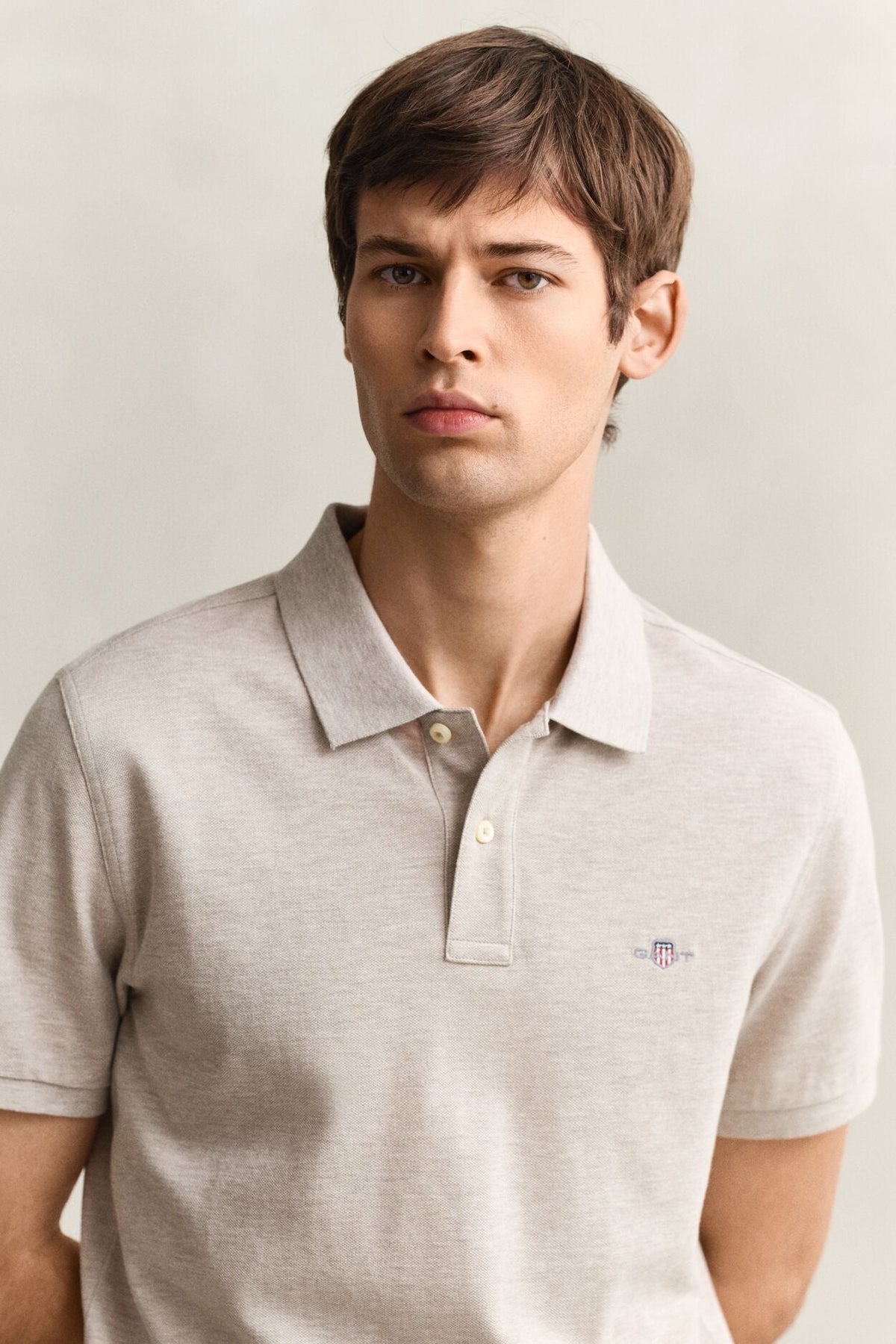 GANT Classic Regular Polo Shirt – Oat Melange – close-up on model