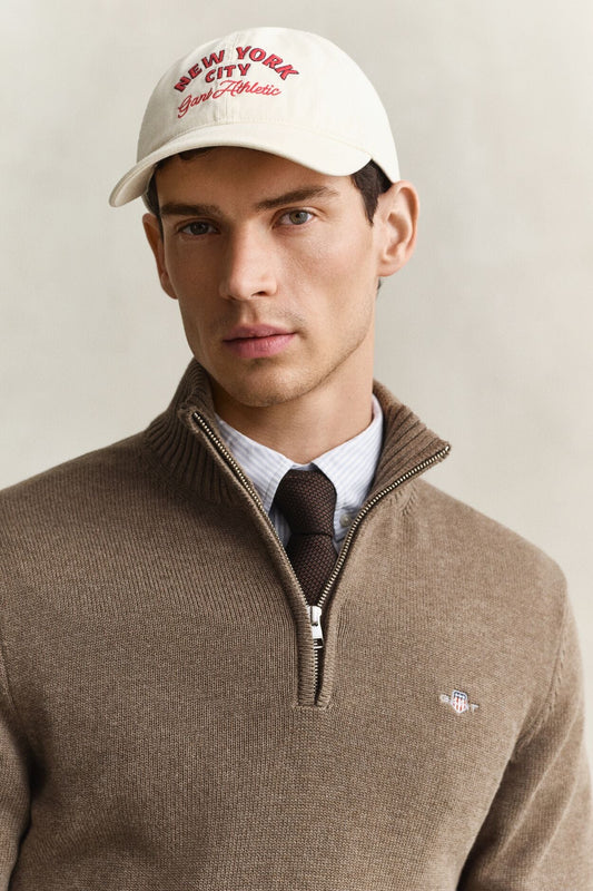 GANT Classic Cotton Half Zip – Dk Hazelnut Melange – close-up on model