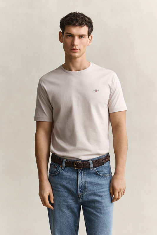 GANT Regular Shield Short sleeve T-Shirt – Clay Beige – on model, front view