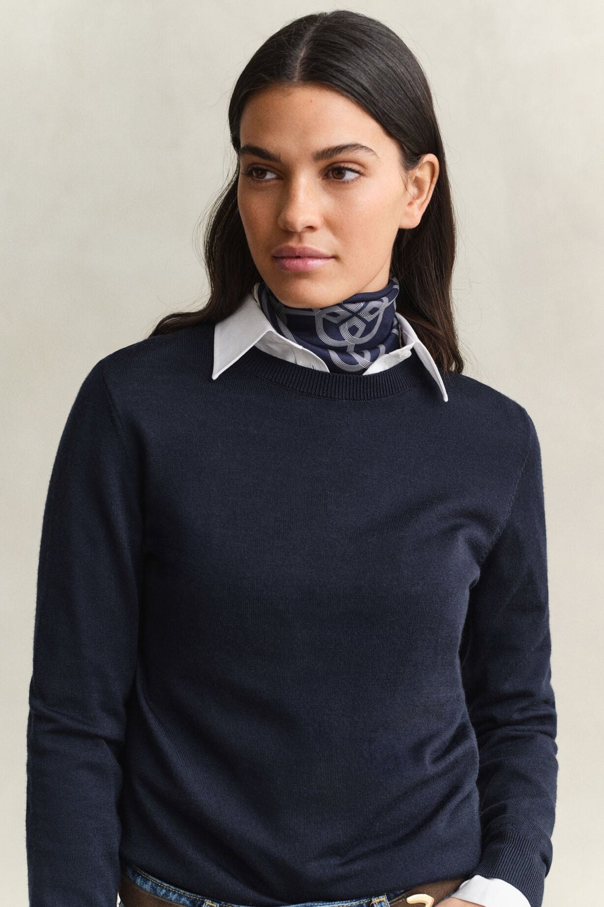 GANT Extrafine Merino Wool Crew Neck – Evening Blue – close-up on model