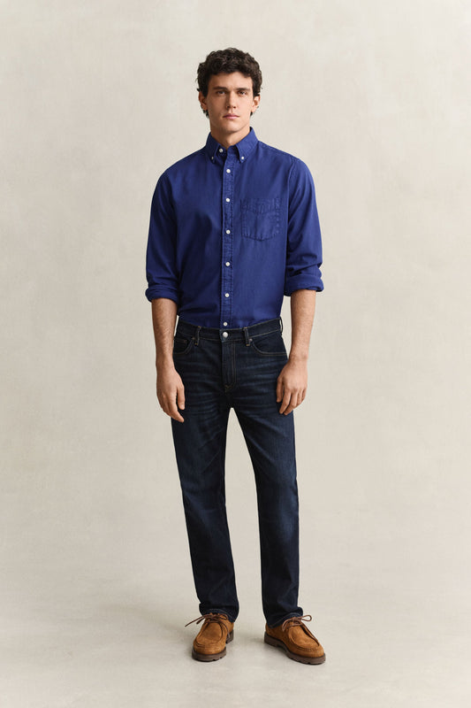 GANT Regular Jeans – Dark Blue Broken In – on model, front view